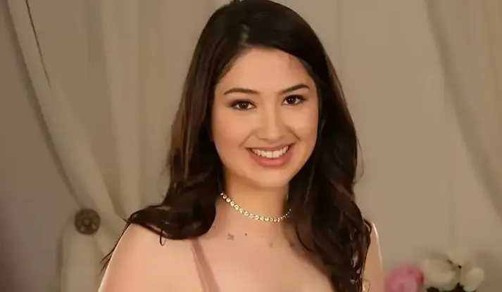 Alyx Star Age